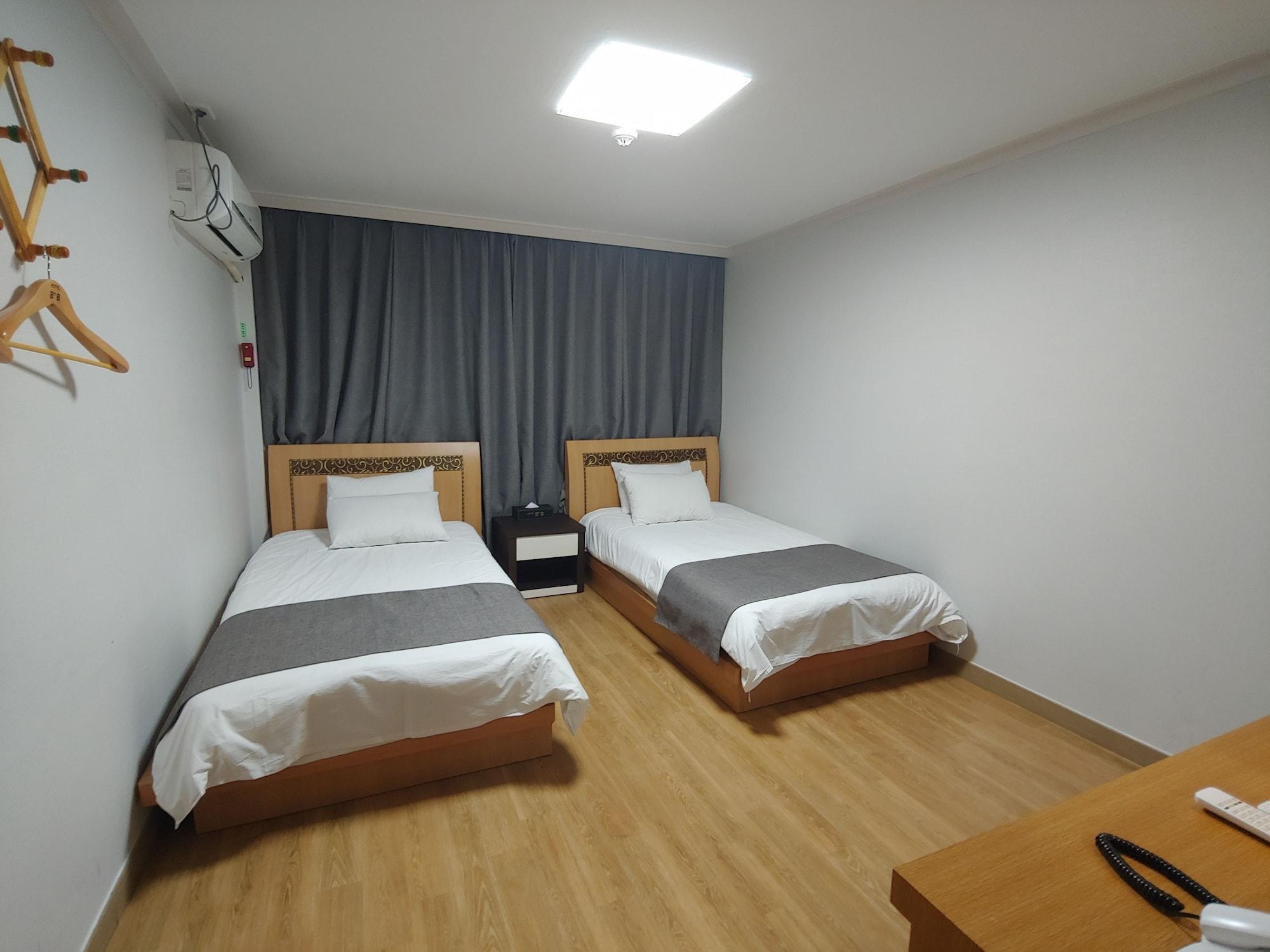 Gallery Hotel Bnb Czedżu Zewnętrze zdjęcie