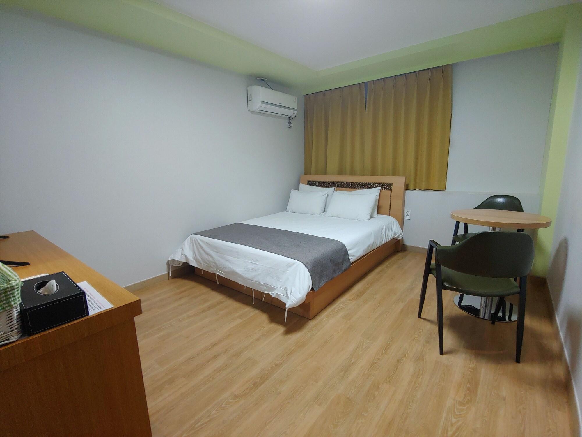 Gallery Hotel Bnb Czedżu Zewnętrze zdjęcie