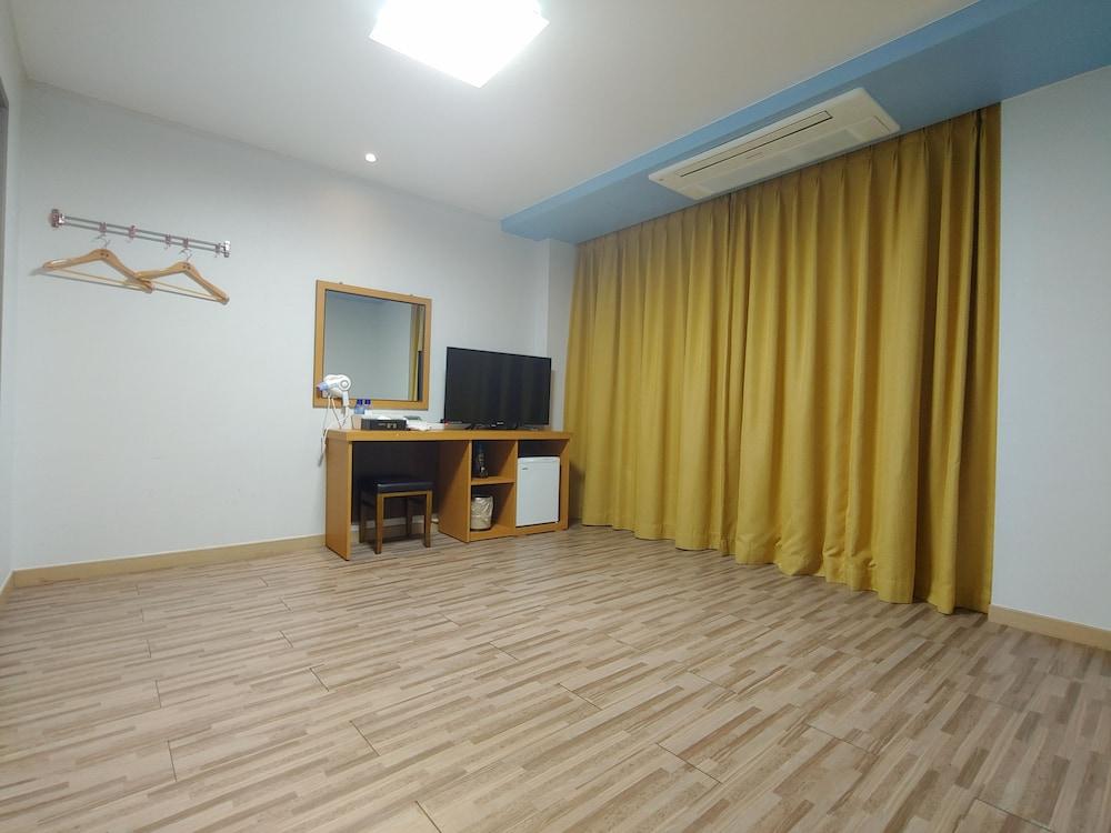 Gallery Hotel Bnb Czedżu Zewnętrze zdjęcie